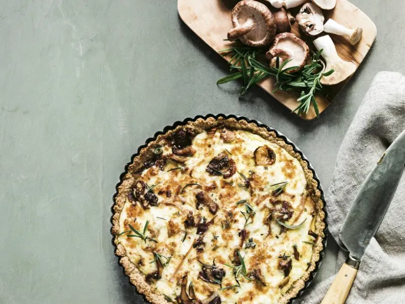 Økologisk svampetærte med karamelliserede løg - Vegetarisk på den lækre og lette måde: Tærte med svampe, karamelliserede løg ...