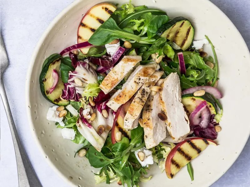 Mættende økologisk salat med æble, grillet kylling og ristede pinjekerner - Denne skønne opskrift er udviklet af Ditte Ingemann på vegne af Økologisk Lan...