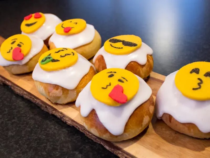 Fastelavnsboller med creme og remonce - Disse lyse, lækre og luftige fastelavnsboller er blevet gjort ekstra syndige ...