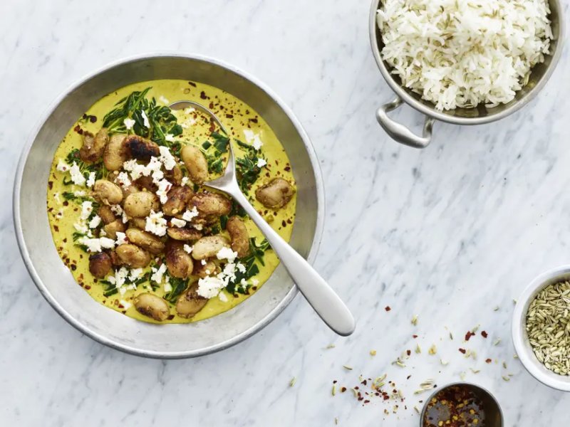 Spinat i karrysauce med ristede butterbeans - Karryretter er altid en succes på middagsbordet. Bland spinat og fiberrige bu...
