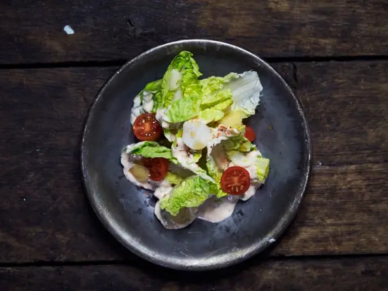 Salat med syrlig kærnemælksdressing - Salat med hjertesalat, cherrytomater, frisk ingefær, hvidløg og dressing af k...