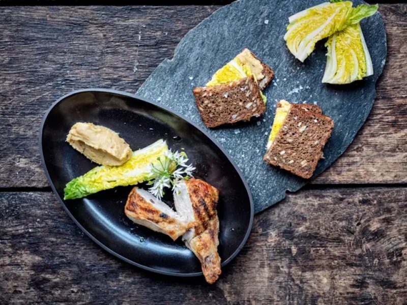 Hjemmelavet hummus af gule ærter - Hjemmelavet hummus af gule ærter. Dertil et saftigt stykke kyllingebryst. Nem...