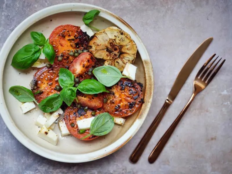 Stegte tomater med mozzarella og basilikum - Lækker opskrift på en lidt anderledes servering af tomat, mozzarella og basil...