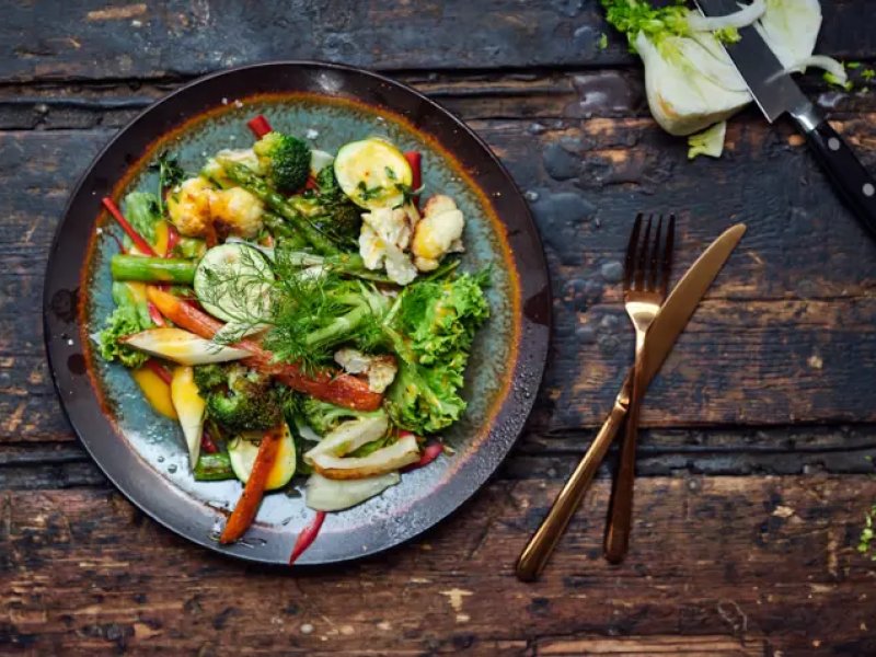 Salat med sprødstegte grøntsager - En masse lækre grøntsager stegt sprøde i olie. Serveret på en tallerken med f...