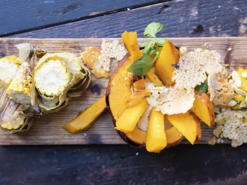 Bagt græskar med syrlig creme fraiche dressing - Nem og lækker opskrift på bagt græskar med syrlig creme fraiche dressing. Se ...