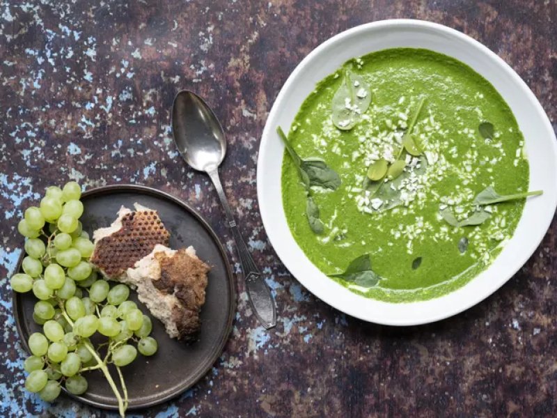 Spinat-grønkålssuppe med blomkålssne og druer - Skal det være grønt og vegetarisk, så er her et bud fra Claus Holm, der ikke ...