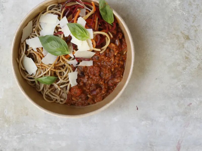 Spaghetti bolognese med hakket oksekød og blandede grøntsager - Den her bolognese smager helt forrygende, og så er der skjulte grøntsager i. ...
