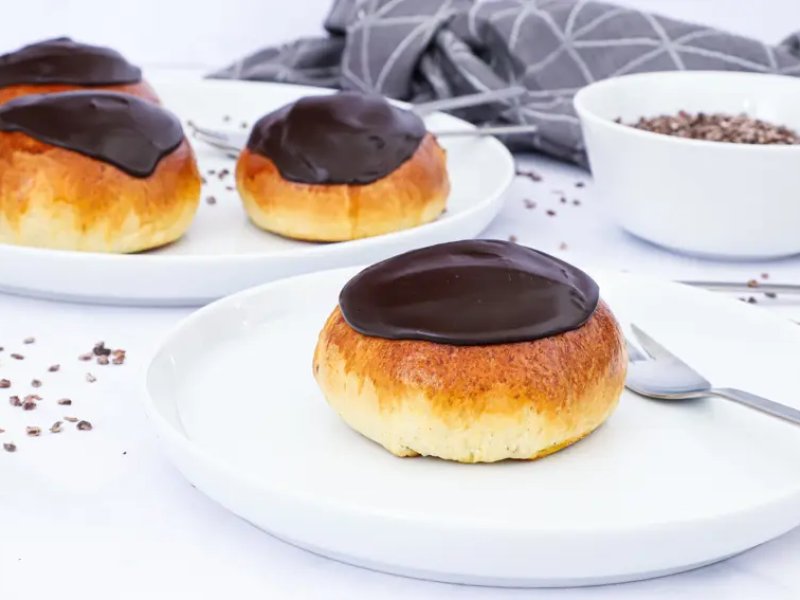 Fastelavnsboller med vaniljecreme og chokolade - Lækre fastelavnsboller med fyld af en skøn vaniljecreme og god chokolade. Enk...