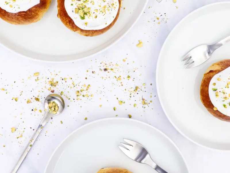 Fastelavnsboller med æblekompot og pistacie remonce - Lækre saftige fastelavnsboller med fyld af æblekompot og pistacie remonce - e...