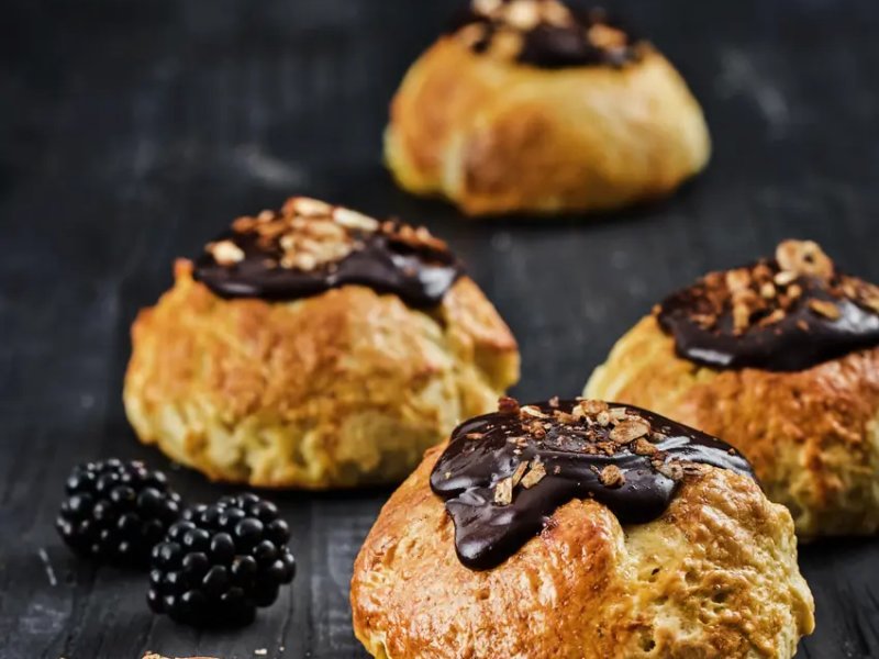Fastelavnsboller med marcipanremonce og hasselnøddeflager - Klassiske og lækre fastelavnsboller med marcipanremonce. De er toppet med gla...