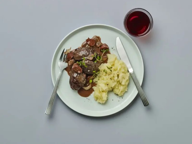 Grisekæber kogt i rødvin med chorizo pølse og sellerimos - Lækre og møre grisekæber kogt i rødvin med chorizopølse og strejf af timian, ...