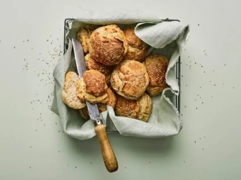 Kærnemælksboller med sesam - koldhævede - Nem opskrift på store, saftige kærnemælksboller med sesam. Det syrnede mælkep...