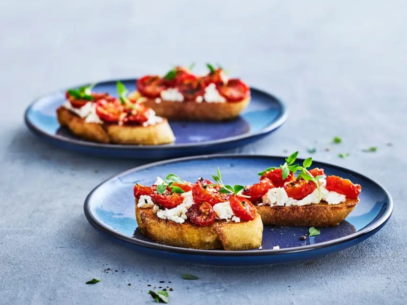 Bruschetta med semi-tørrede tomater og mozzarella - Italien er kendt for sit køkken, og bruschetta er en elsket klassiker fra stø...