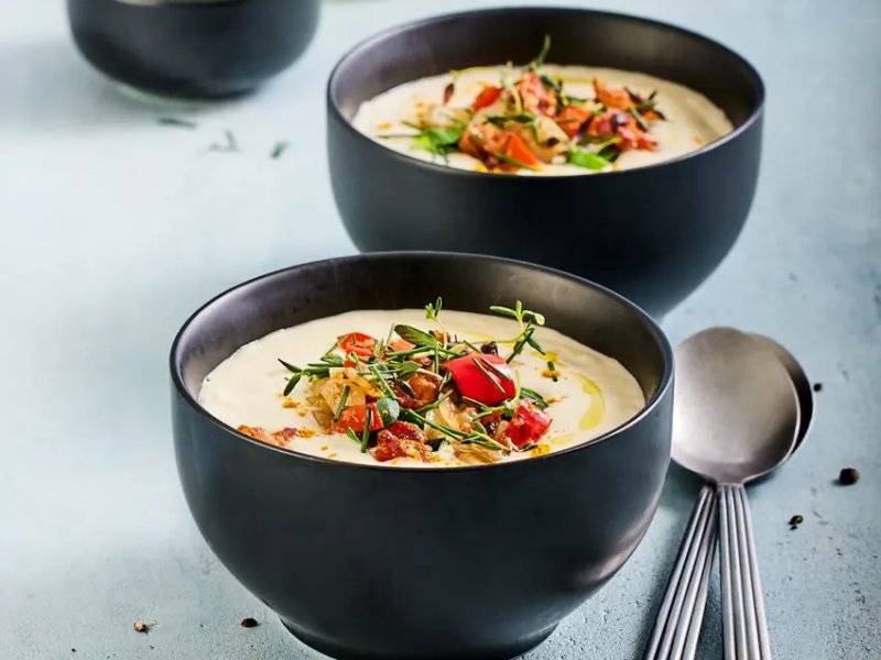 Jordskok-kartoffelsuppe med bacon og peberfrugt - Cremet og god kartoffelsuppe med jordskokker. Skøn og lækker suppe med god sm...