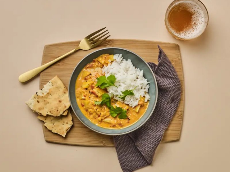 Indisk kartoffel-curry - Mættende og krydret ret med kartofler, linser, flåede tomater, kokosmælk og k...