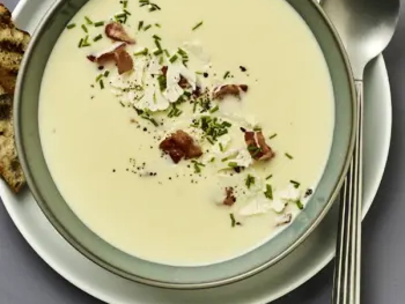 Blomkålssuppe med bacon, purløg og grillet brød - Lækker og cremet blomkålssuppe med bacon, purløg og grillet brød med et hint ...