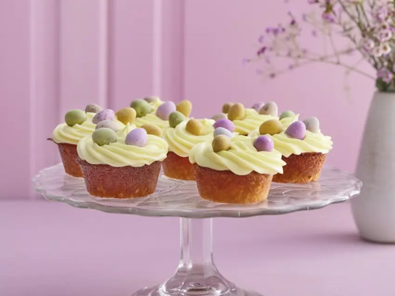 Citronmuffins med hvid chokolade frosting - Lækre citronmuffins med marcipan og hvid chokolade frosting. Perfekte til pås...