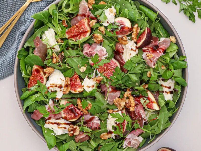 Grøn salat med friske figner, serrano og mozzarella - Skøn salat som både kan spises alene eller som tilbehør til middagsbordet. De...
