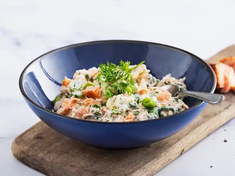 Varmrøget laksesalat - Varmrøget laksesalat er lækker og en god måde at spise fisk på. Server det so...