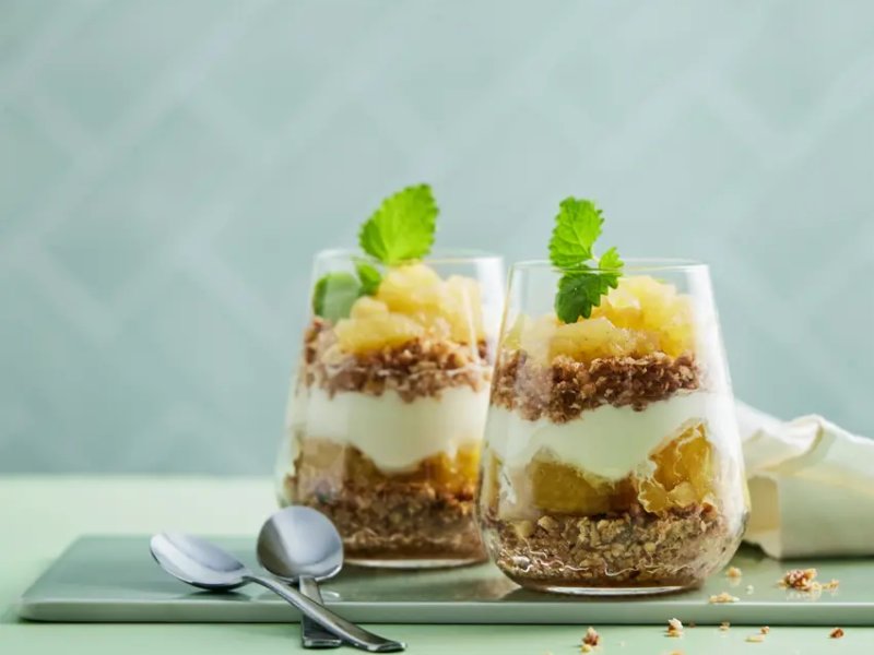 Gammeldags æblekage med nøddecrumble - Klassisk æblekage serveret med en skøn nøddecrumble og flødeskum. Skøn og sma...