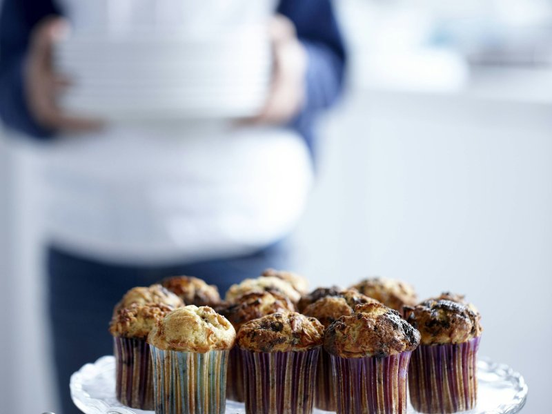 Muffins med æble, chokolade og tørrede abrikoser - Disse nemme muffins er fyldt med gode sager som æble, chokolade og abrikoser,...