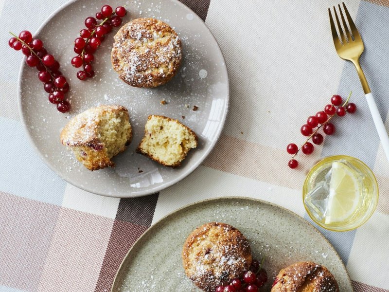 Muffins med ribs og hvid chokolade - Den søde chokolade og de syrlige ribs er et perfekt makkerpar i de sommerlige...