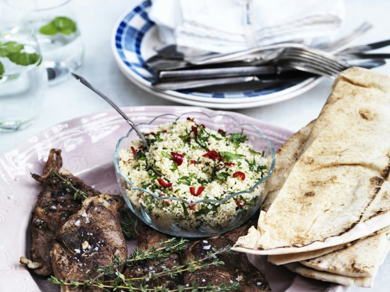 Marokkanske lammekoteletter med krydret couscous - Couscous er nemt tilbehør til de marokkanske lammekoteletter, for de små gryn...