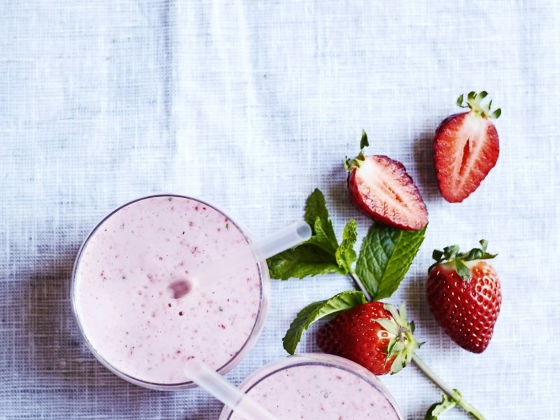 Milkshake med jordbær, mandelmælk, vanilje og mynte - Slurp! En iskold milkshake sætter et sødt og sundt punktum efter et godt målt...