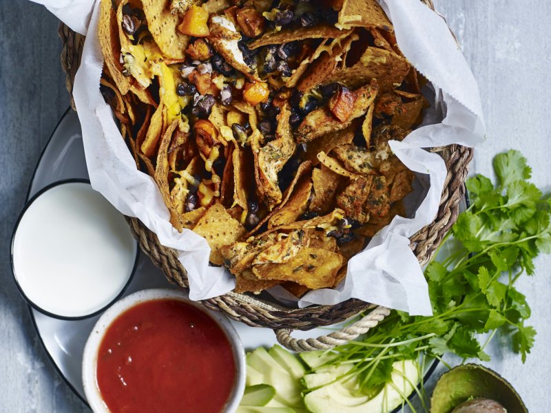 Nachosfad med græskar, krydret kylling og bønner - Har du mest af alt lyst til fastfood? Så er dagens ret et lige så lækkert og ...