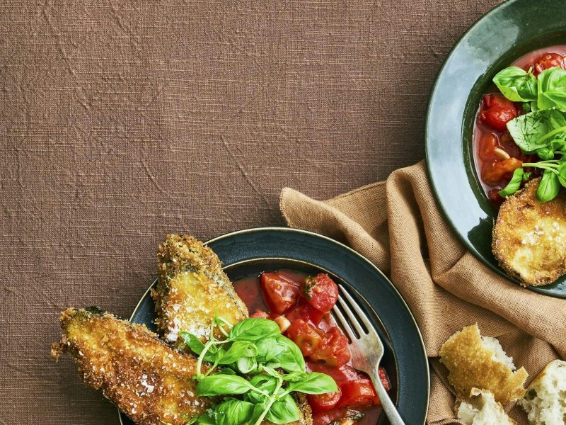 Aubergine-schnitzler med frisk tomatsauce og salat - Auberginen får en lækker, sprød overflade og bliver samtidig dejligt mør – is...