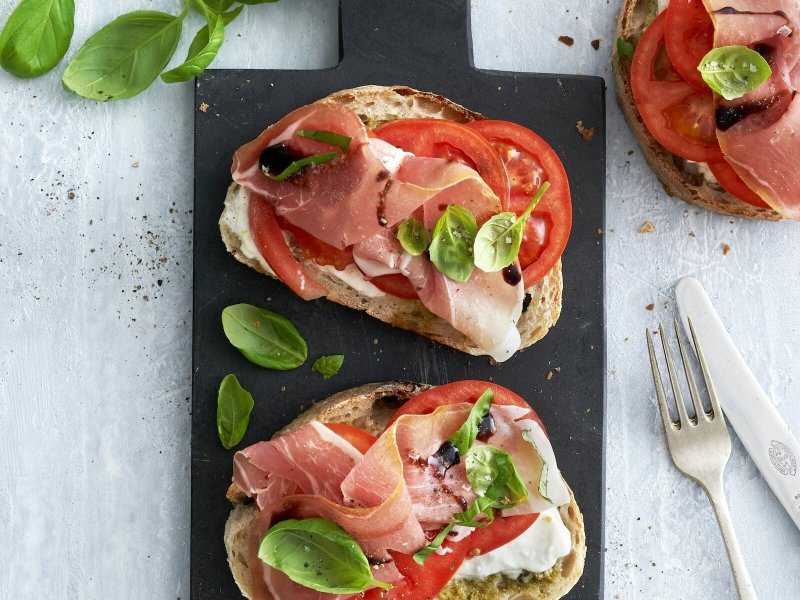 Åben tomatsandwich med burrata og parmaskinke - Sommerens solmodne tomater smager skønt i denne åbne sandwich, som både kan s...