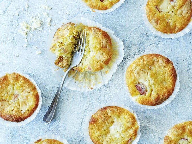 Æblemuffins med hvid chokolade - Opskriften på de saftige æblemuffins er nem at gange op, hvis I bliver mange ...