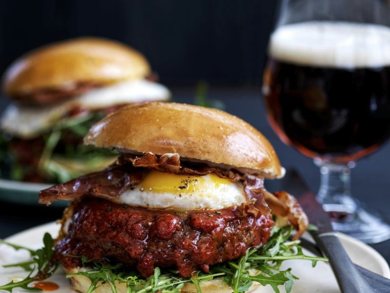 Albondigas-burger - De krydrede spanske kødboller har fået ærespladsen i denne burger, der sender...