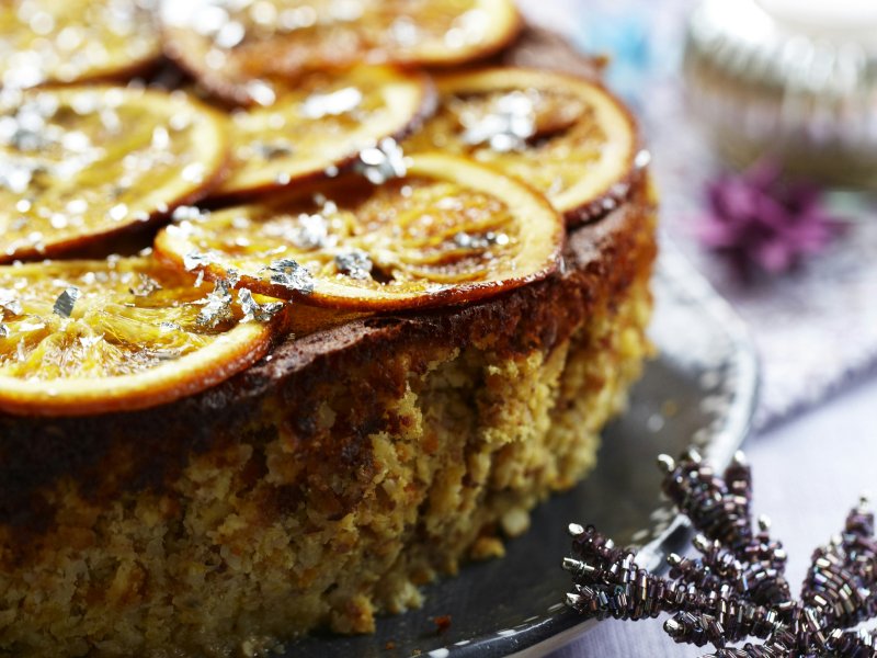 Appelsinkage med mandler og appelsinchips - Appelsinkagen har en dejlig frisk smag, og appelsinchipsene på toppen giver d...