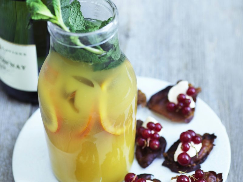 Aqua de valencia og serrano-snack - Med en lille sjat Cointreau, friskpresset appelsinjuice og din yndlingscava f...