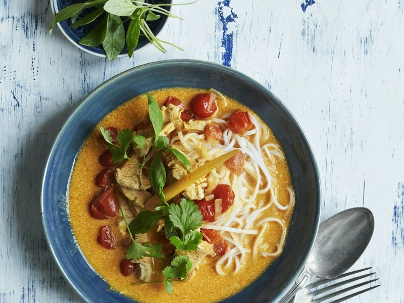 Asiatisk suppe med kylling, nudler og tomater - En stærkt vanedannende og mættende suppe, der dufter og smager af eksotiske f...