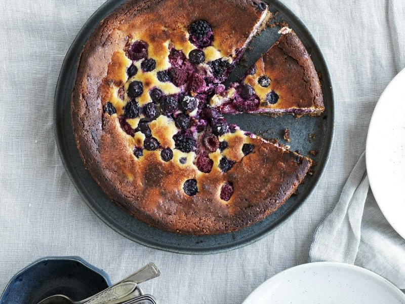 Bagt cheesecake med bær - Kom et par håndfulde friske hindbær, brombær og blåbær i denne lækre cheeseca...