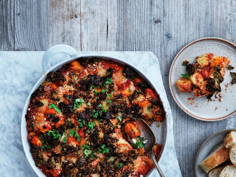 Bagt gnocchi med grønkål, tomatsauce og tre slags ost - Gnocchi er en form for pasta fremstillet af kogte kartofler. Køb dem i velass...