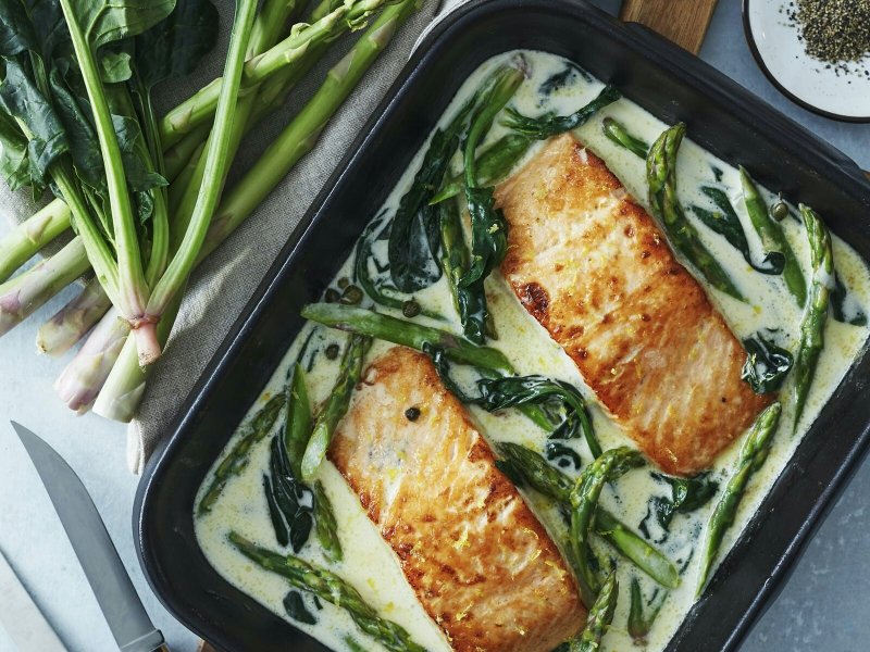 Bagt laks med fløde, spinat og asparges - Det her er den nemmeste gourmetret nogensinde, der passer perfekt til både hv...