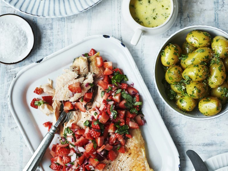 Bagt laks med jordbærsalsa, nye kartofler og sauce royale - Kombinationen af laks og jordbær er ny, men giver en let og sommerlig smagsop...