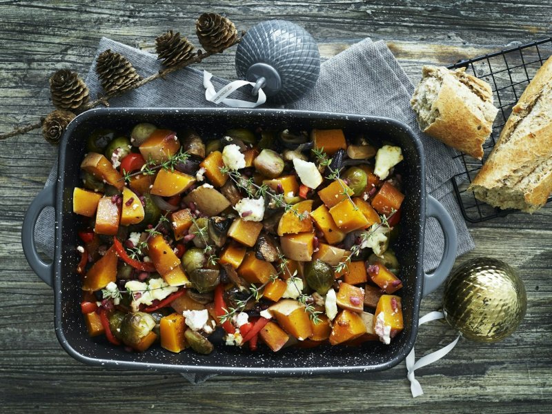 Bagte grøntsager med fetaost og granatæble - Bløde stykker af bagte grøntsager får her selskab af salt feta og sprøde gran...