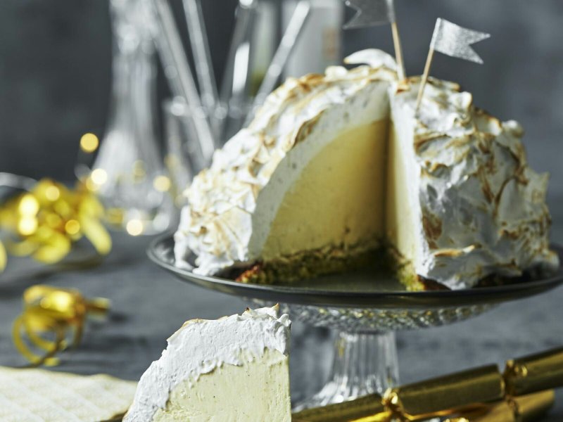 Baked alaska med passionsfrugt-is og pistaciebund - Giv den gas med desserten nytårsaften, og byd dine gæster på en imponerende i...