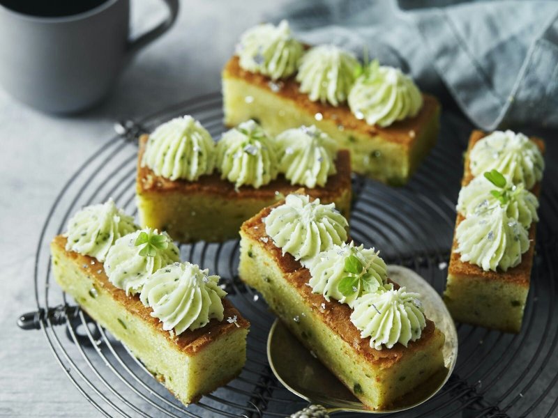 Blondie med lime, mynte og pistacie - Den mørke brownie har fået en lys kusine – en forførende og forårsgrøn blondi...