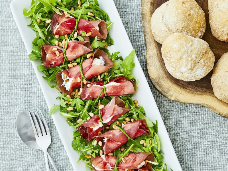 Bresaolaruller med ricottacreme - Servér de små, delikate hapsere som appetizer sammen med godt brød eller som ...