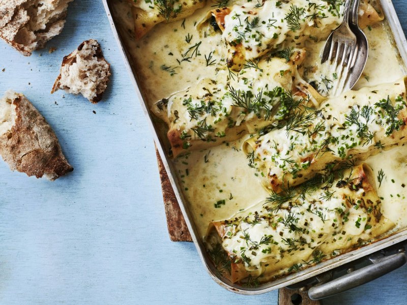 Cannelloni med lyssej, rejer og hvidvinssauce - Disse cannelloni med lyssej, rejer og hvidvinssauce stammer fra det italiensk...