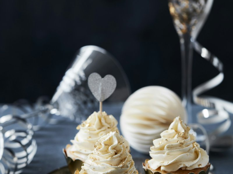 Champagne-cupcakes - Lad propperne springe, og lad ikke blot champagnen flyde i glasset, men også ...