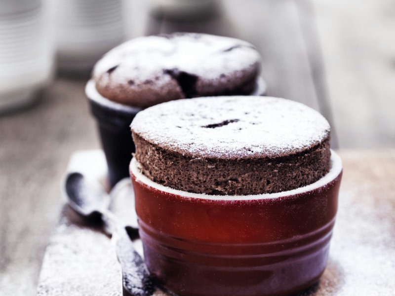 Chokoladesoufflé - Chokoladesouffléen er lavet af en dejlig chokolademasse, der sagtens kan lave...