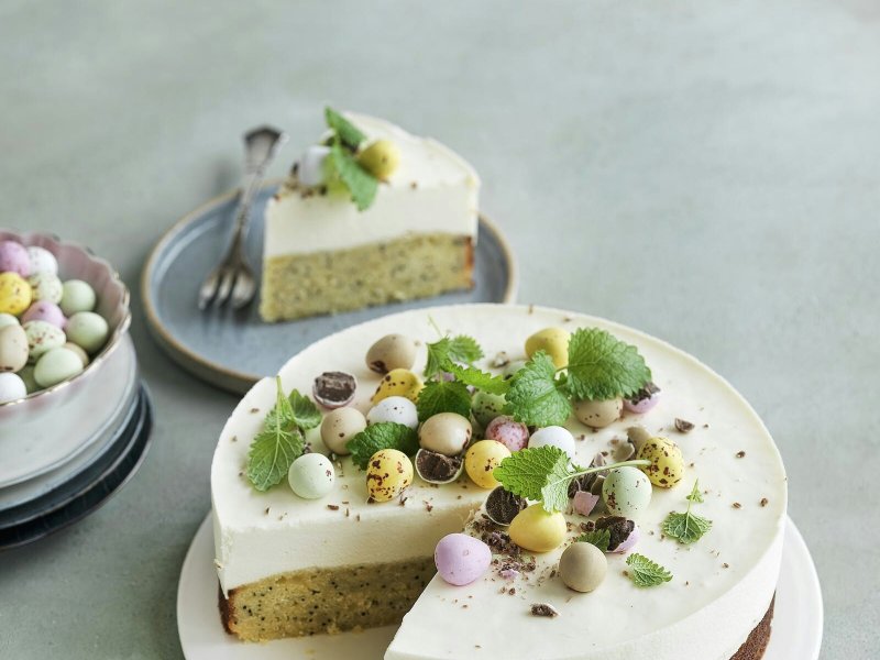 Citronmousse-kage med birkes og påskeæg - Sæt en smuk og syrlig kage på påskebordet med kulørte påskeæg på toppen.