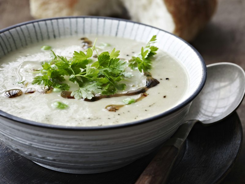 Cremet porresuppe med ærter - En god cremet grøntsagssuppe med porrer og ærter, som sagtens kan laves klar ...