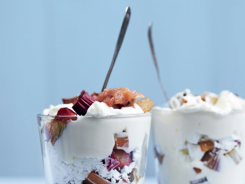 Eton mess med bagte rabarber - Rør godt rundt i desserten inden servering – det hedder ikke Eton mess for in...